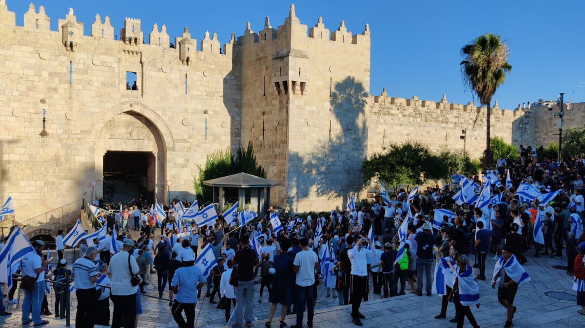 מצעד הדגלים הגיע אל הכותל המערבי; 17 מתפרעים נעצרו