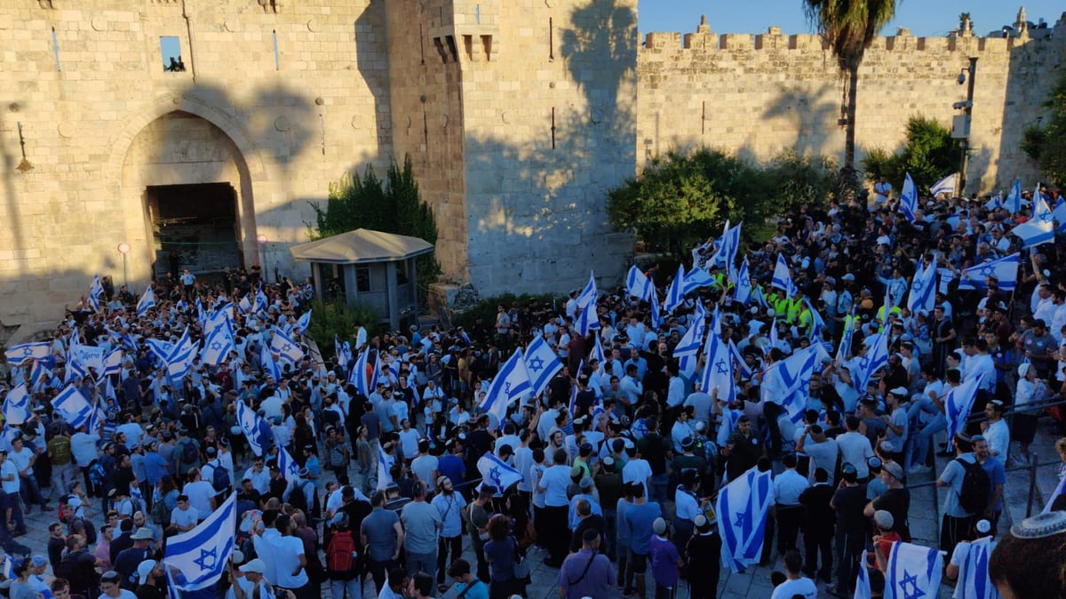 מצעד הדגלים הגיע אל הכותל המערבי; 17 מתפרעים נעצרו