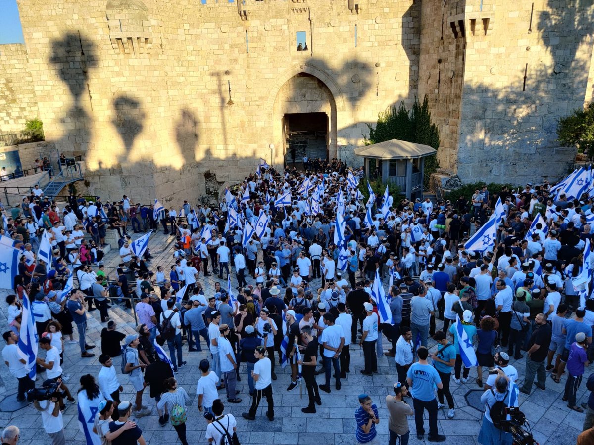 מצעד הדגלים הגיע אל הכותל המערבי; 17 מתפרעים נעצרו