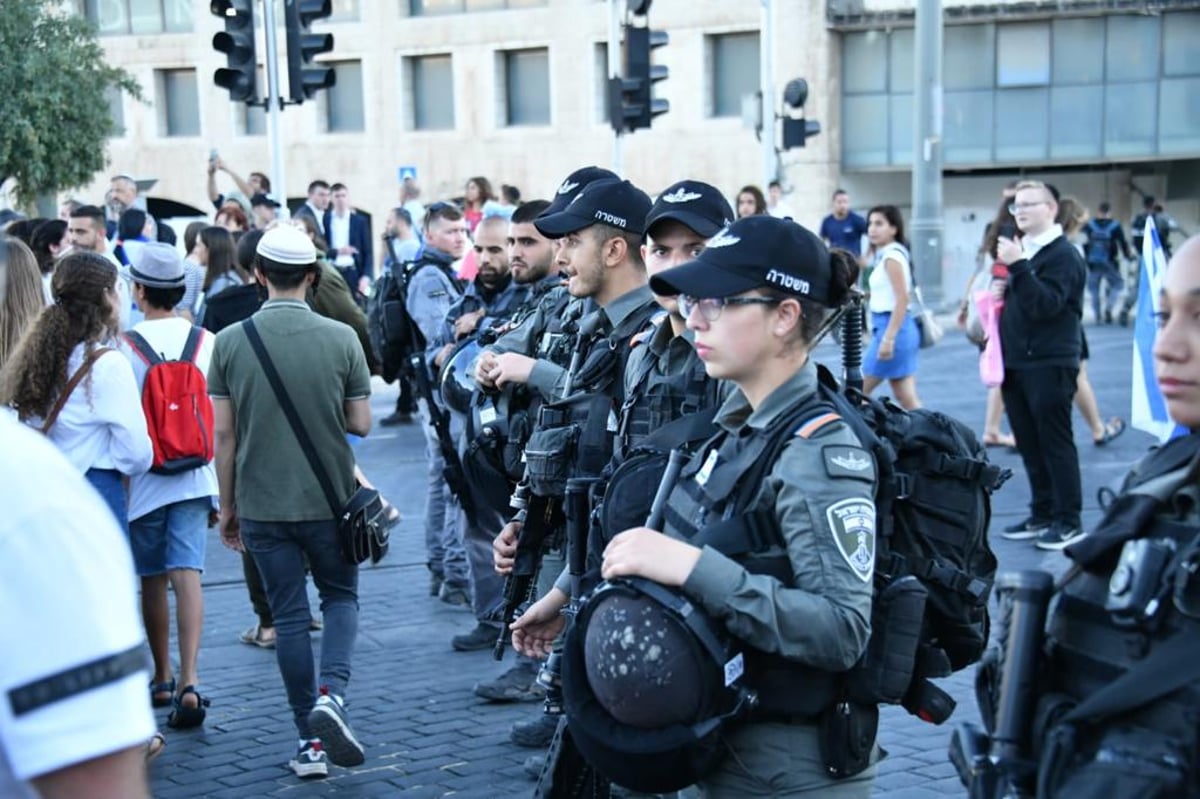 מצעד הדגלים הגיע אל הכותל המערבי; 17 מתפרעים נעצרו