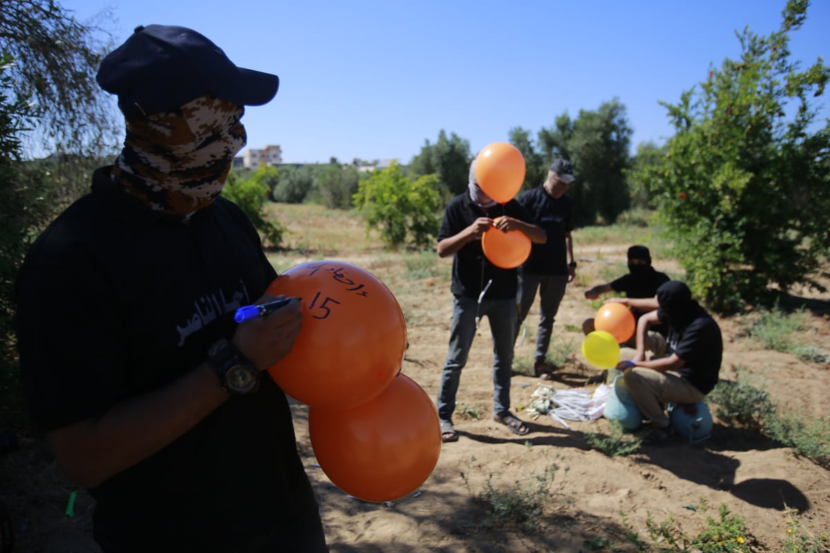 כך מכינים בלוני תבערה; צפו בתיעוד מעזה