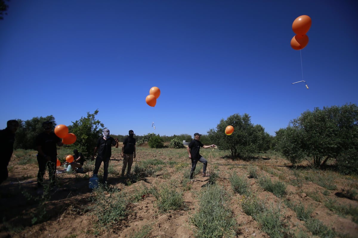 כך מכינים בלוני תבערה; צפו בתיעוד מעזה