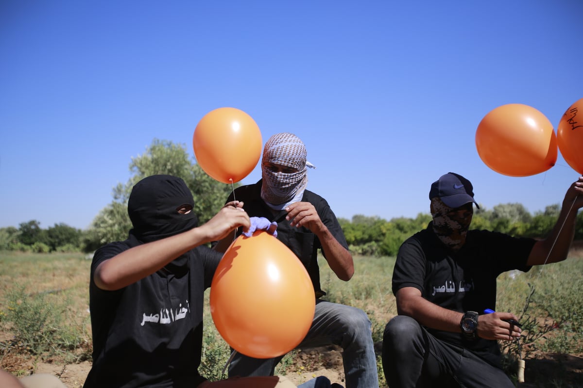 כך מכינים בלוני תבערה; צפו בתיעוד מעזה