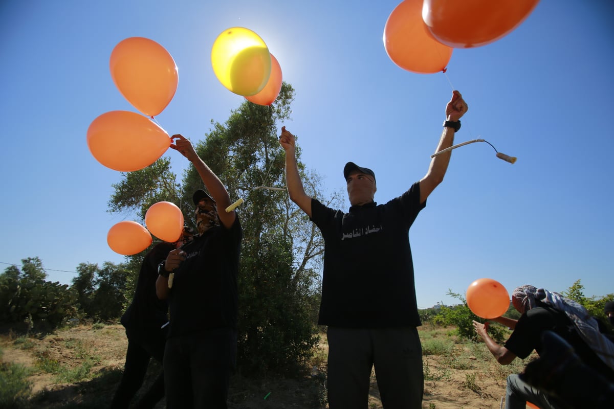 כך מכינים בלוני תבערה; צפו בתיעוד מעזה