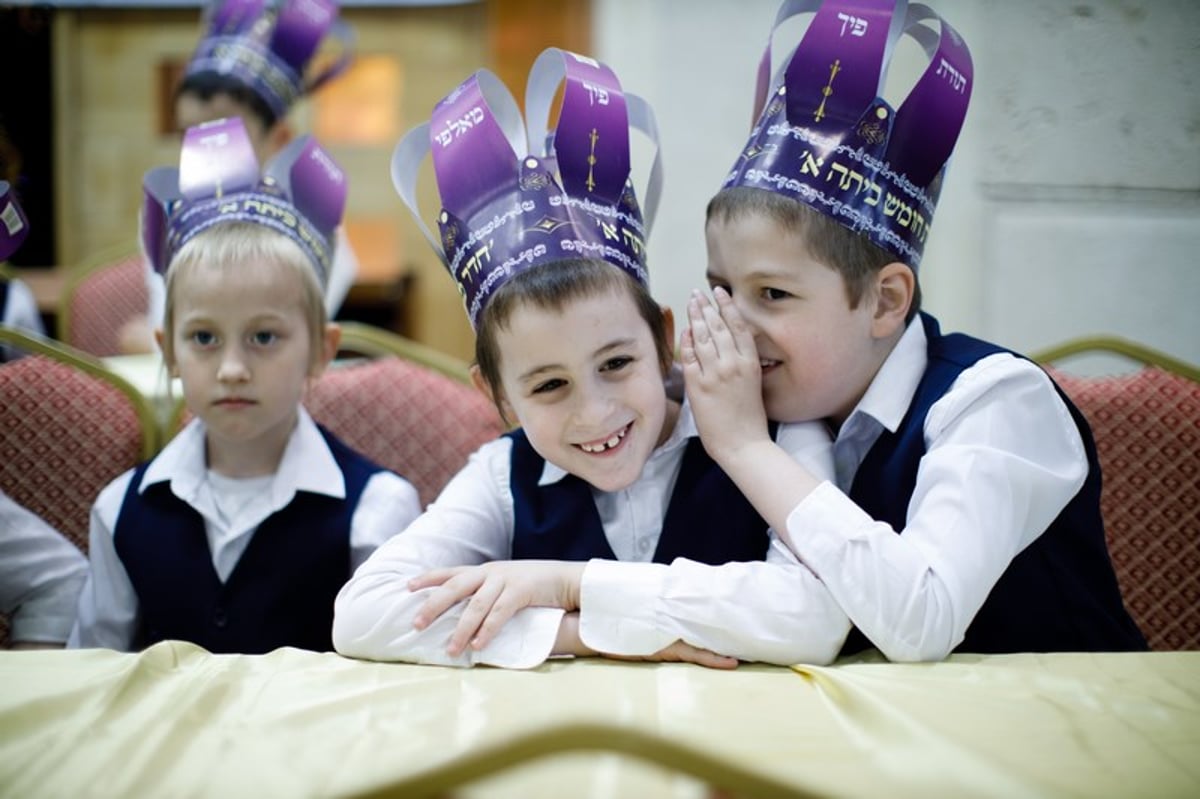 מסיבת חומש לתלמידי כיתה א' בת"ת "חדר מנחם" במוסקבה