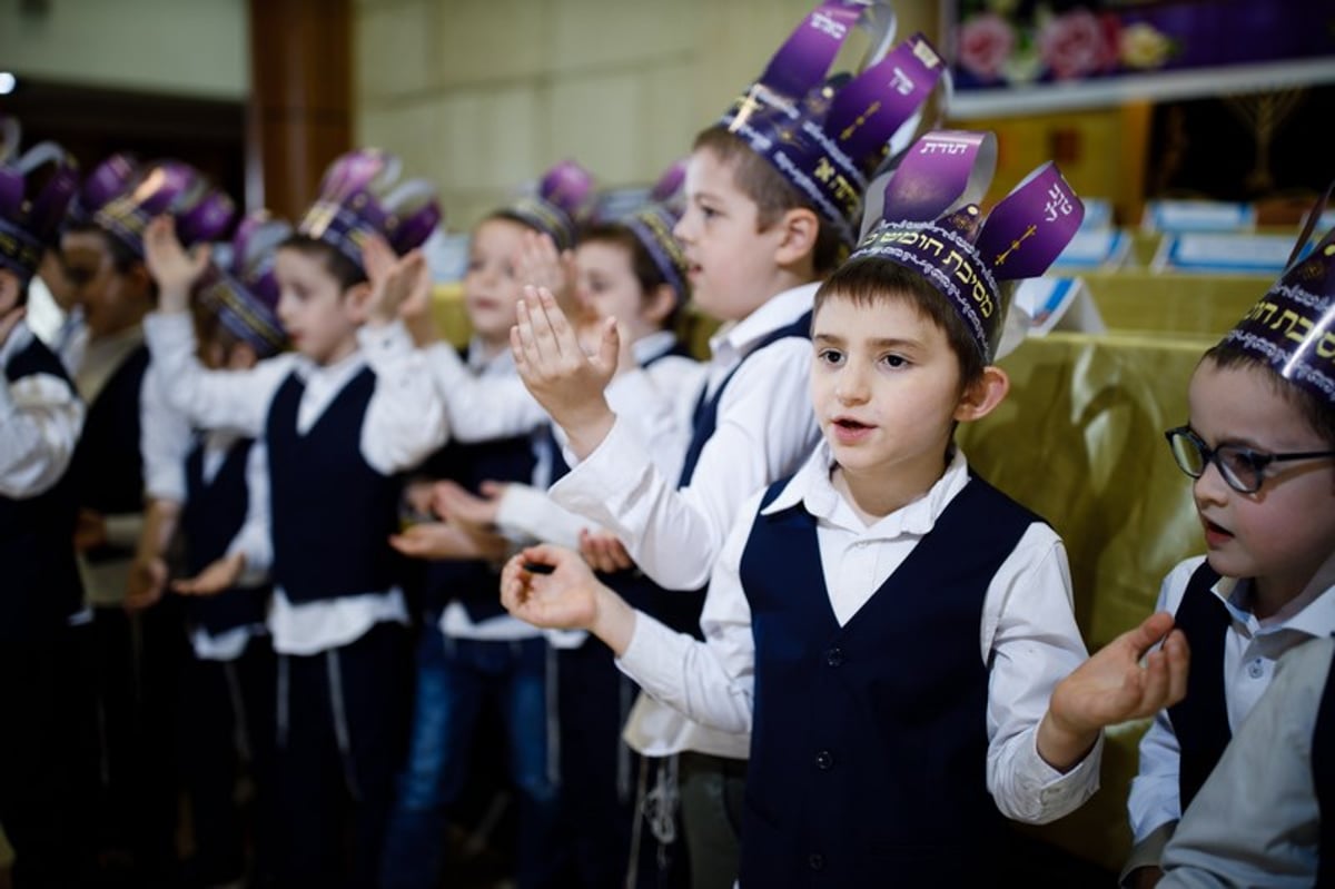 מסיבת חומש לתלמידי כיתה א' בת"ת "חדר מנחם" במוסקבה