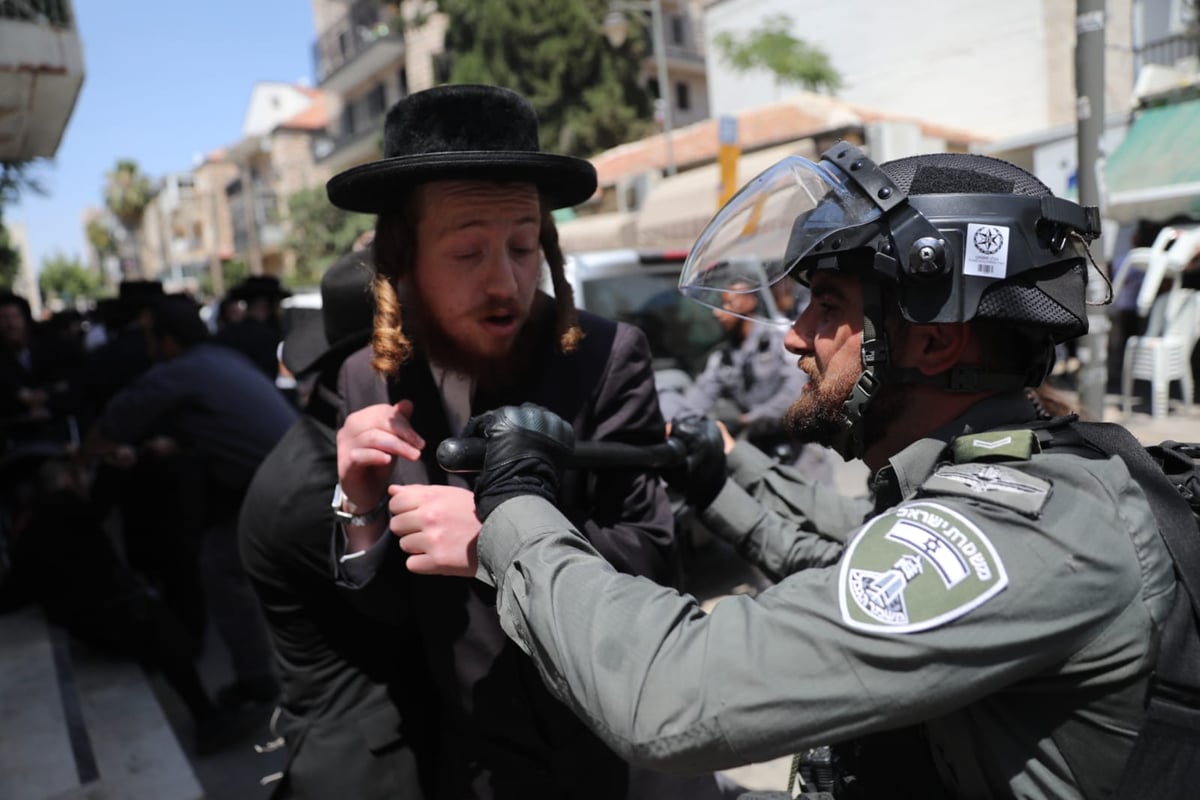 השינוי הדרמטי בהתנהגות השוטרים בהפגנות