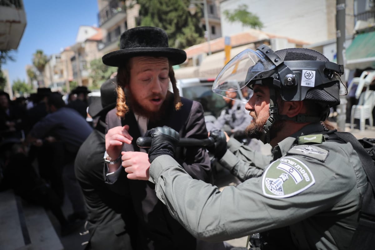 תיעוד מזעזע • האברך הוכה עם אלה בפניו - והופל למדרכה