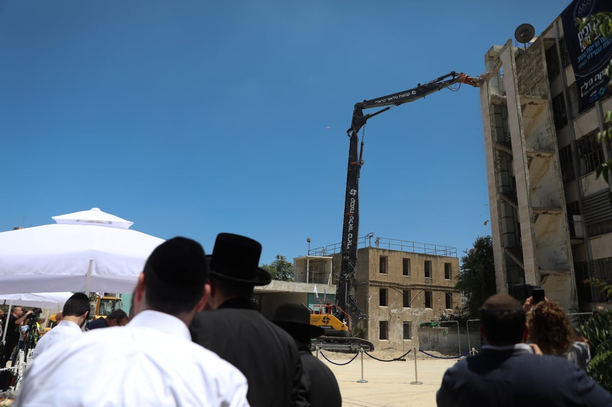 'בניין הטלוויזיה' נהרס / צפו בגלריה מהשטח