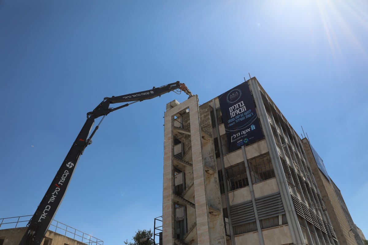 'בניין הטלוויזיה' נהרס / צפו בגלריה מהשטח