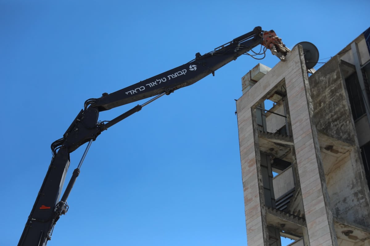 'בניין הטלוויזיה' נהרס / צפו בגלריה מהשטח