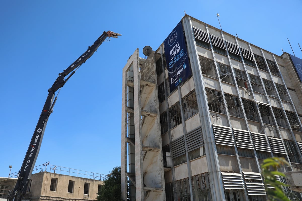 'בניין הטלוויזיה' נהרס / צפו בגלריה מהשטח