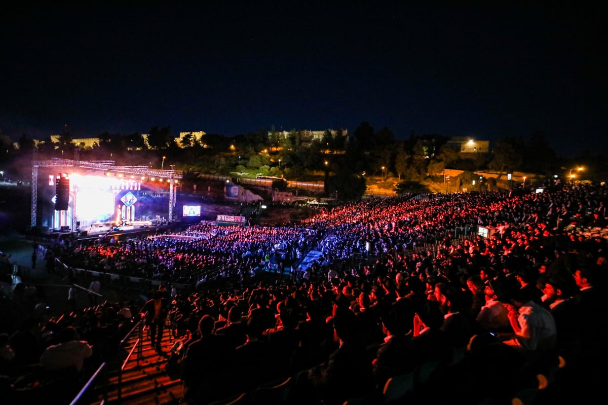 רבבת חסידי חב"ד חגגו את סיום הרמב"ם