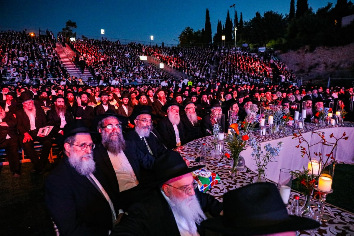 רבבת חסידי חב"ד חגגו את סיום הרמב"ם