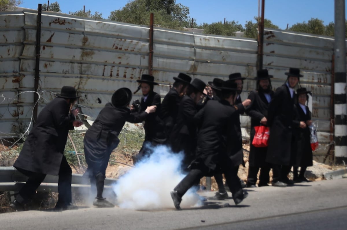 אלף מפגינים בגוש עציון; רימוני הלם על רכבו של הגאב"ד