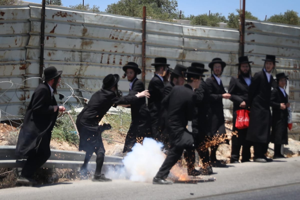 אלף מפגינים בגוש עציון; רימוני הלם על רכבו של הגאב"ד