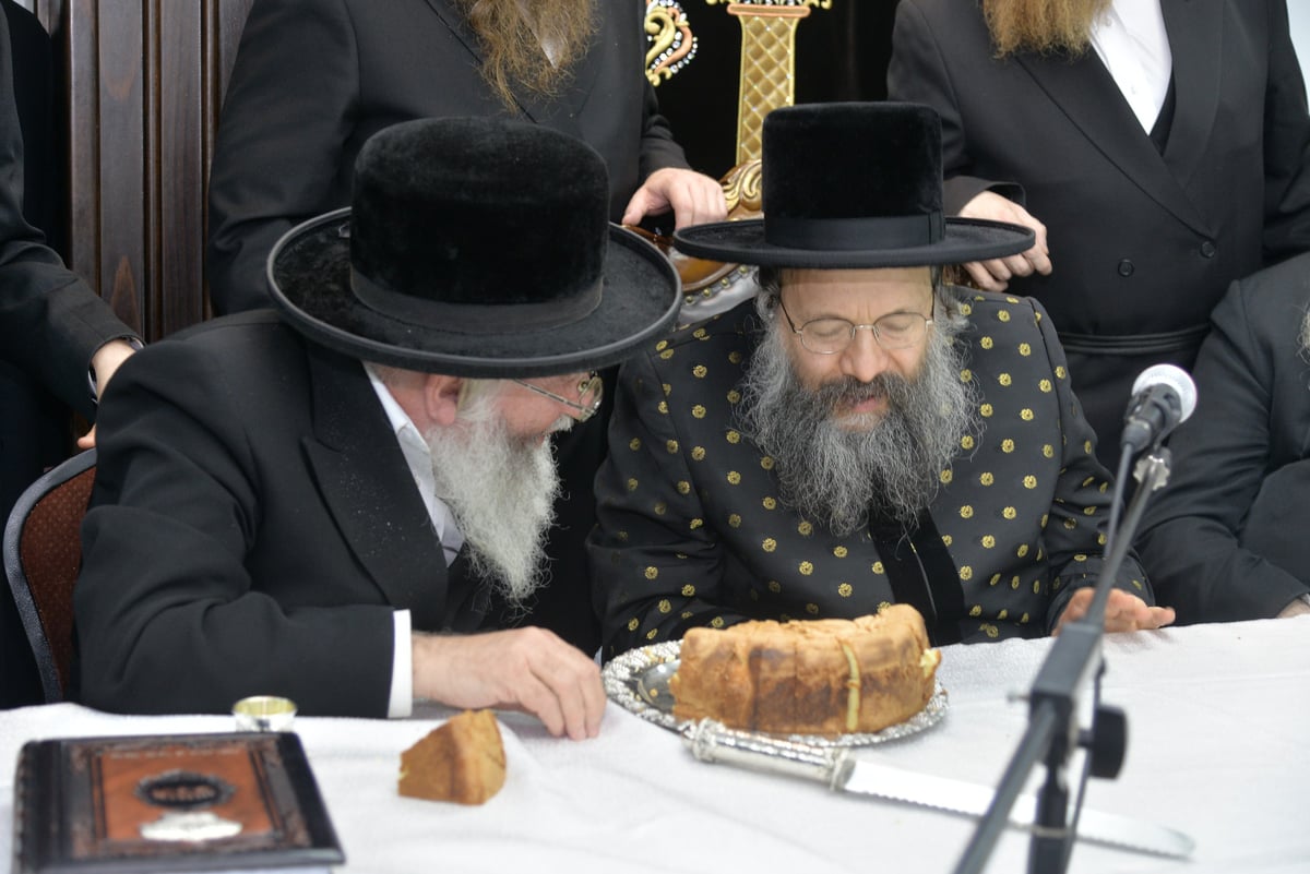 הרבי מבאבוב קבע מזוזה בבית מדרשו בביתר