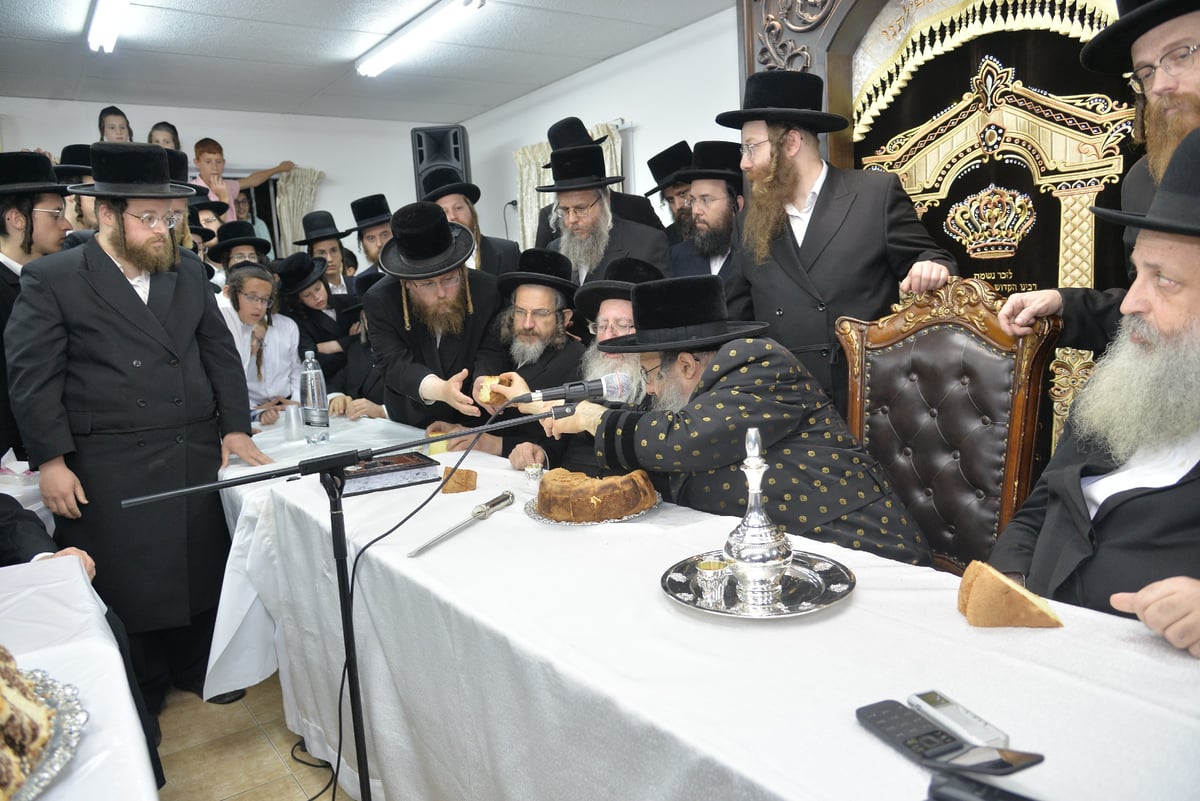 הרבי מבאבוב קבע מזוזה בבית מדרשו בביתר