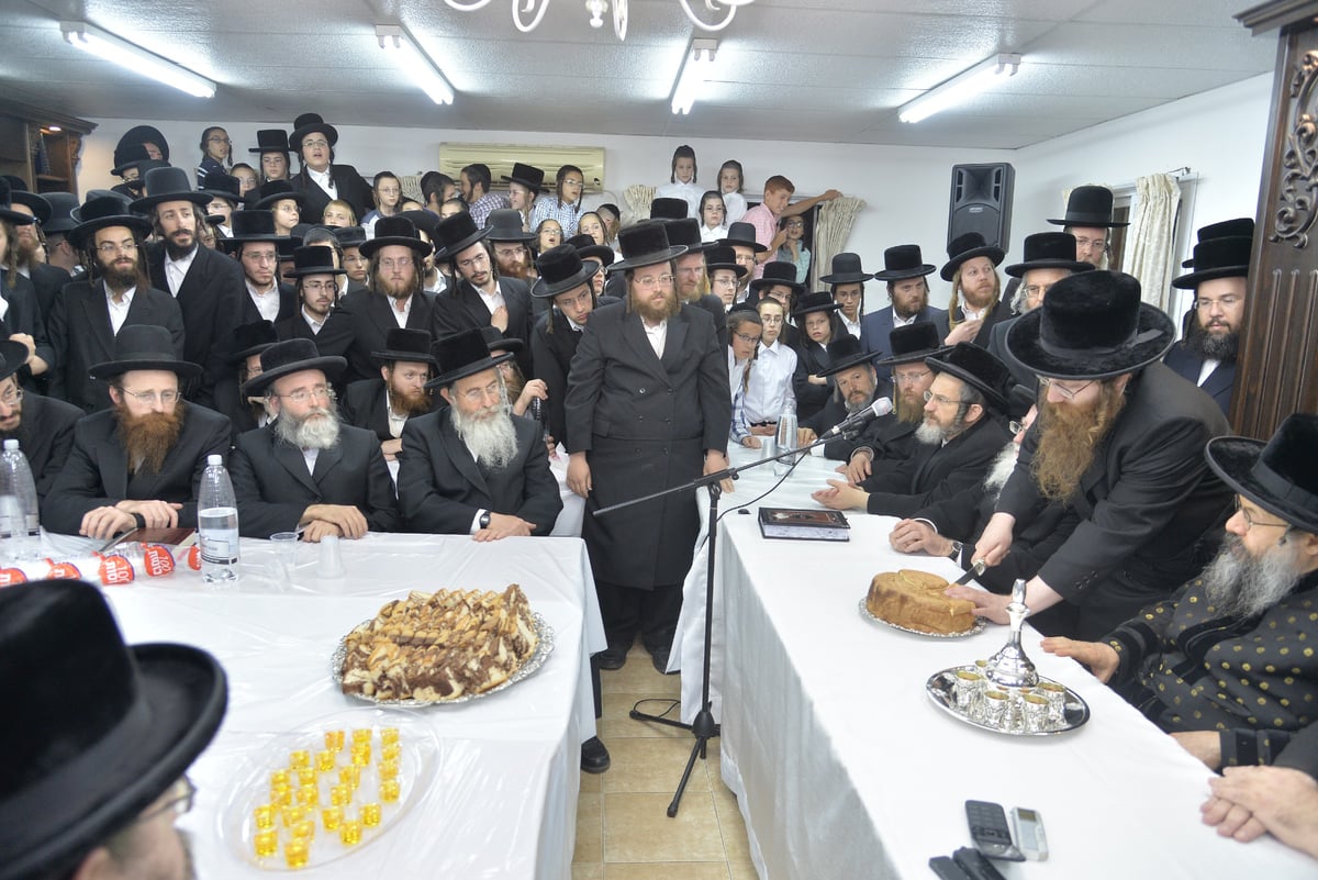 הרבי מבאבוב קבע מזוזה בבית מדרשו בביתר