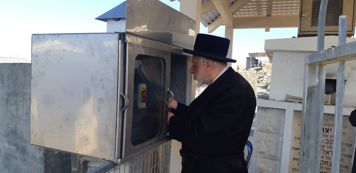 הרבי מקאפיטשניץ בתפילה בציון זקנו זיע"א בטבריה