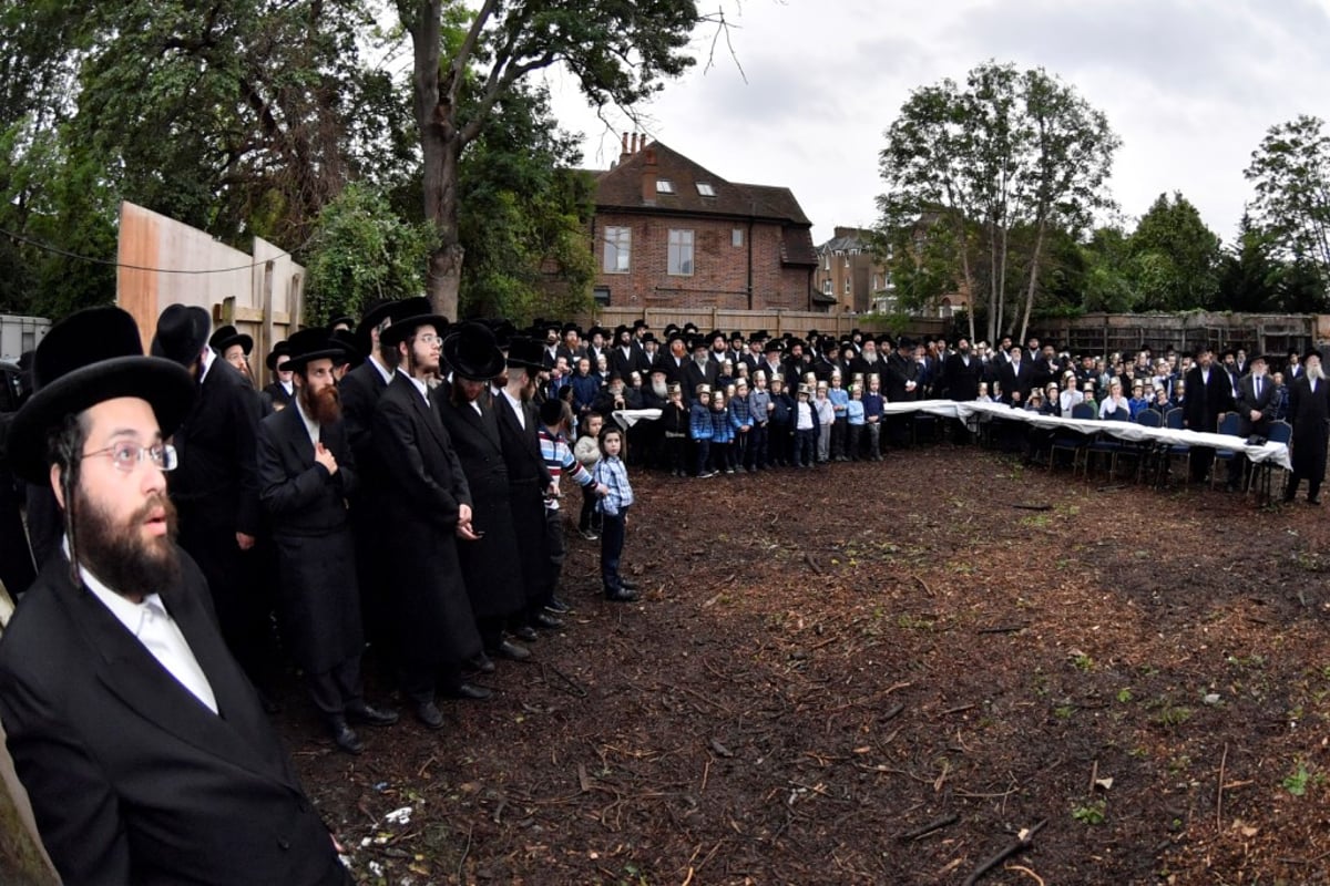 בשטח הענק: הרבי מויז'ניץ ירה את אבן הפינה לבניין הת"ת