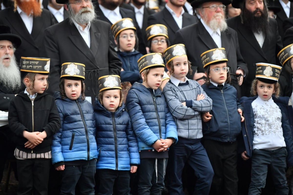 בשטח הענק: הרבי מויז'ניץ ירה את אבן הפינה לבניין הת"ת