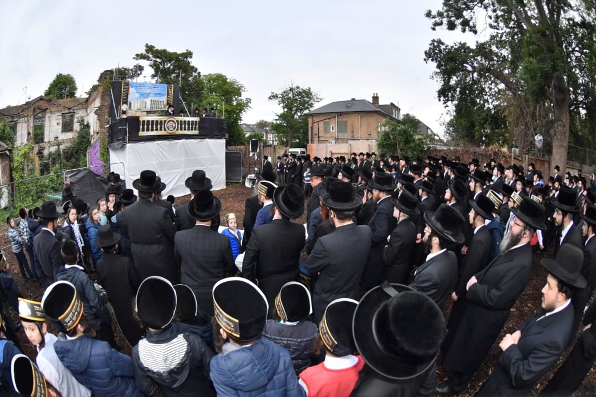 בשטח הענק: הרבי מויז'ניץ ירה את אבן הפינה לבניין הת"ת