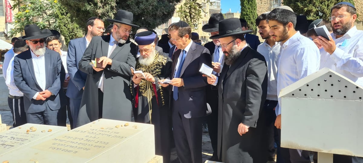 הנשיא הנבחר עלה לקבר סבו הרב הרצוג זצ"ל ואמר קדיש