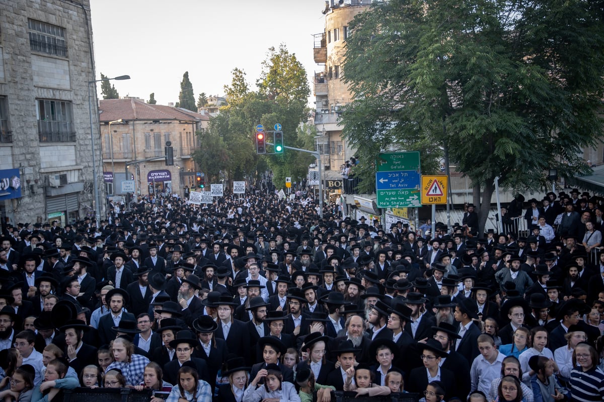 בעצרת על כבוד הגאב"ד - מחאה על כבוד הראב"ד