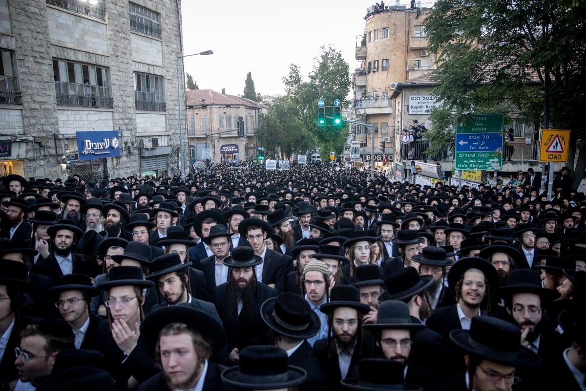 בעצרת על כבוד הגאב"ד - מחאה על כבוד הראב"ד