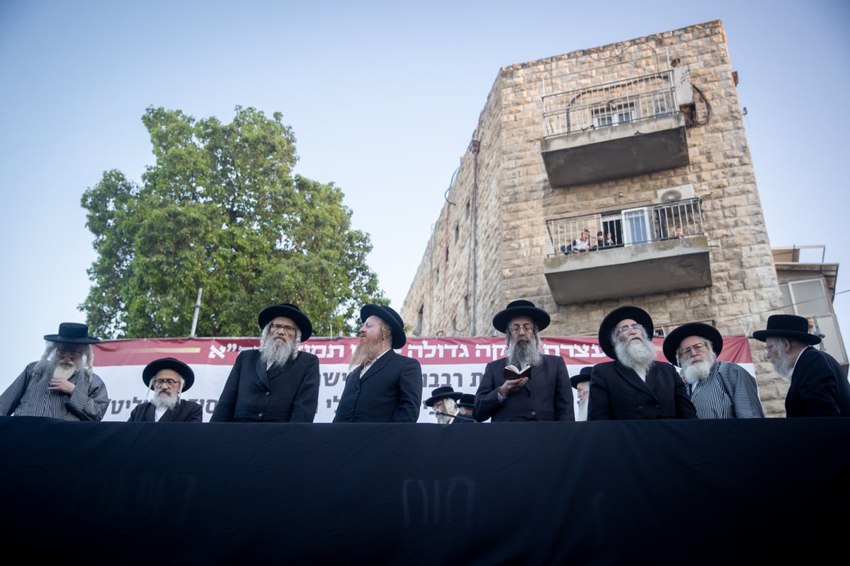 בעצרת על כבוד הגאב"ד - מחאה על כבוד הראב"ד