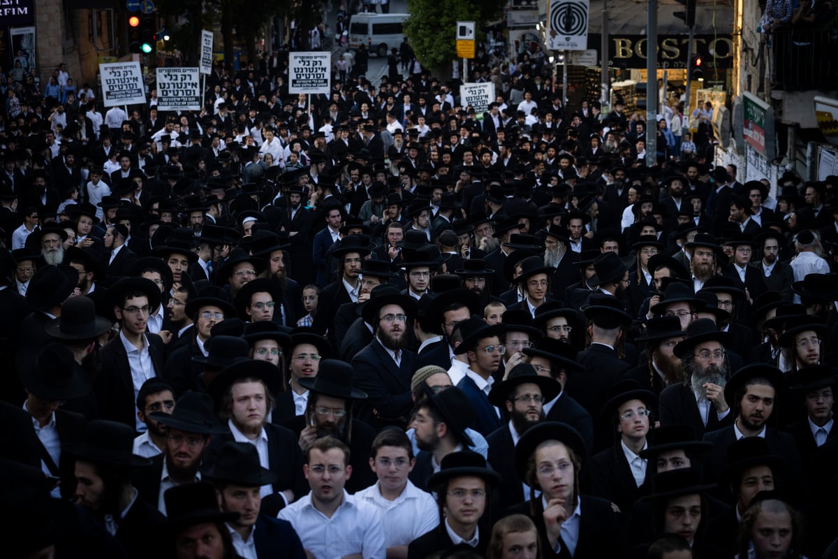 בעצרת על כבוד הגאב"ד - מחאה על כבוד הראב"ד