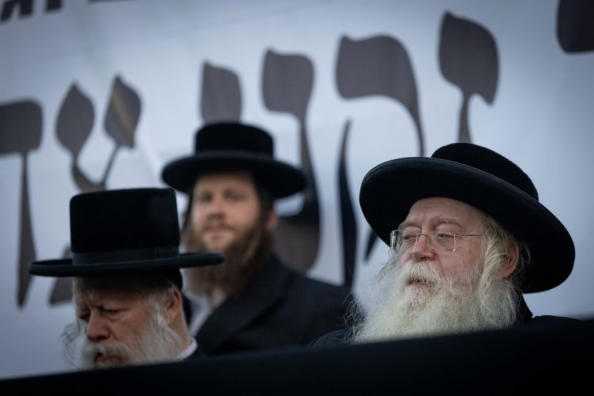 בעצרת על כבוד הגאב"ד - מחאה על כבוד הראב"ד