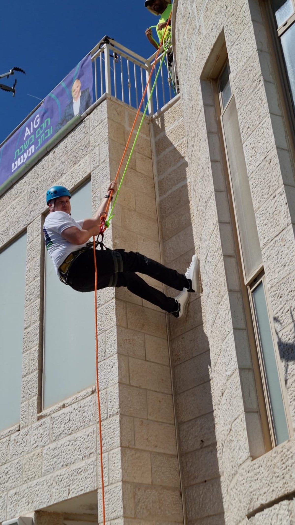 כזה עוד לא היה: שידור תוך גלישה בסנפלינג