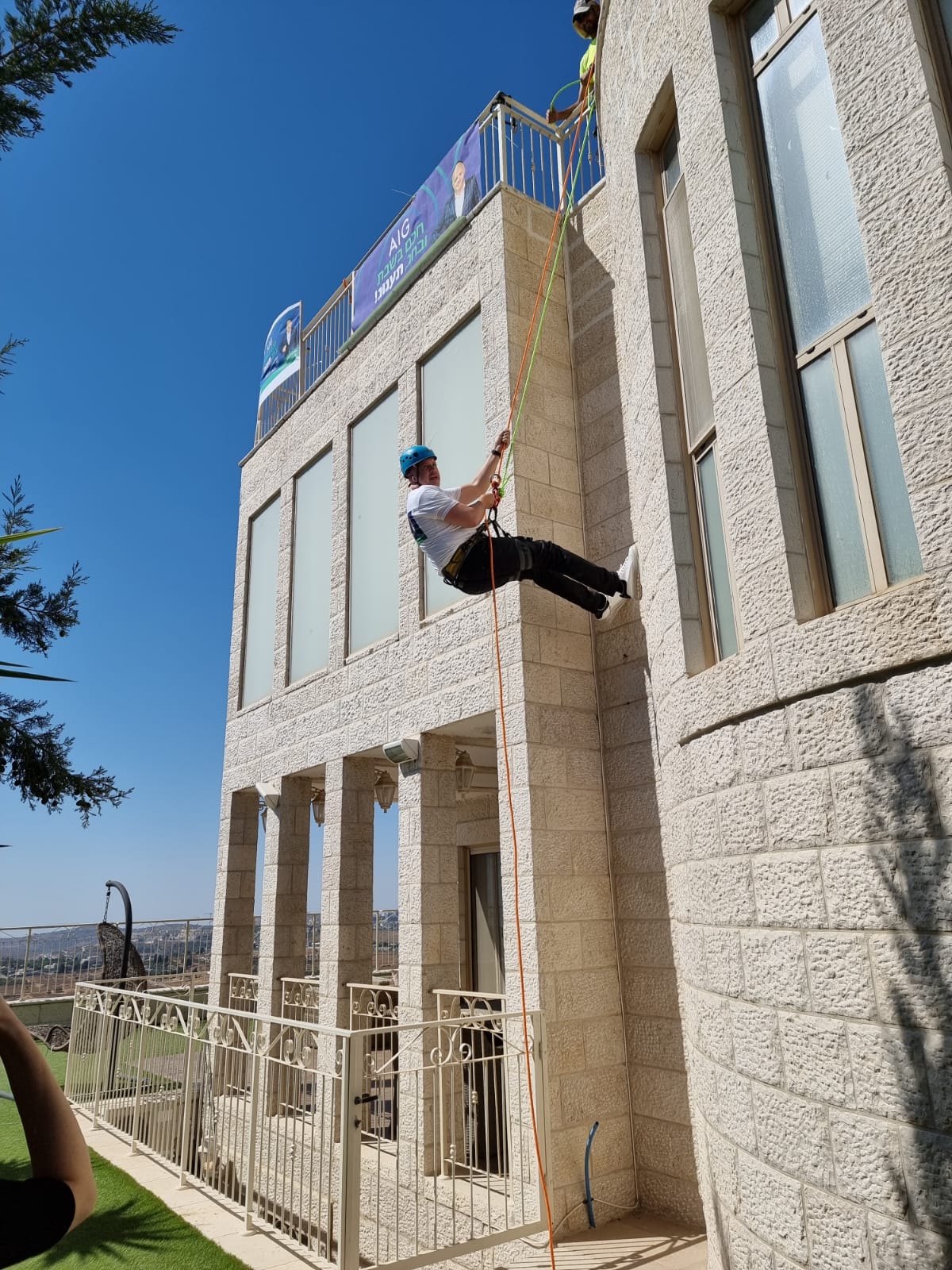 כזה עוד לא היה: שידור תוך גלישה בסנפלינג