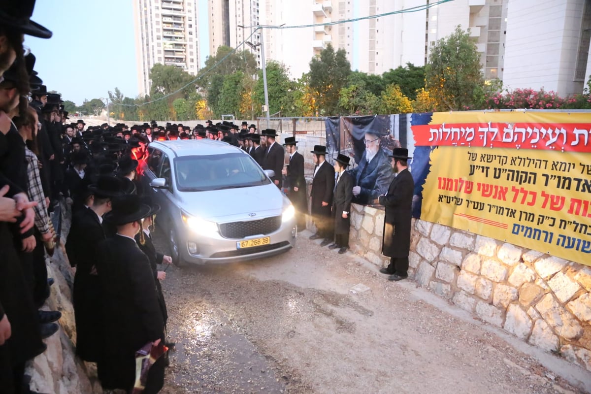 בראשות הרבי: חסידי סערט ויז'ניץ התפללו בציון האדמו"ר זצ"ל