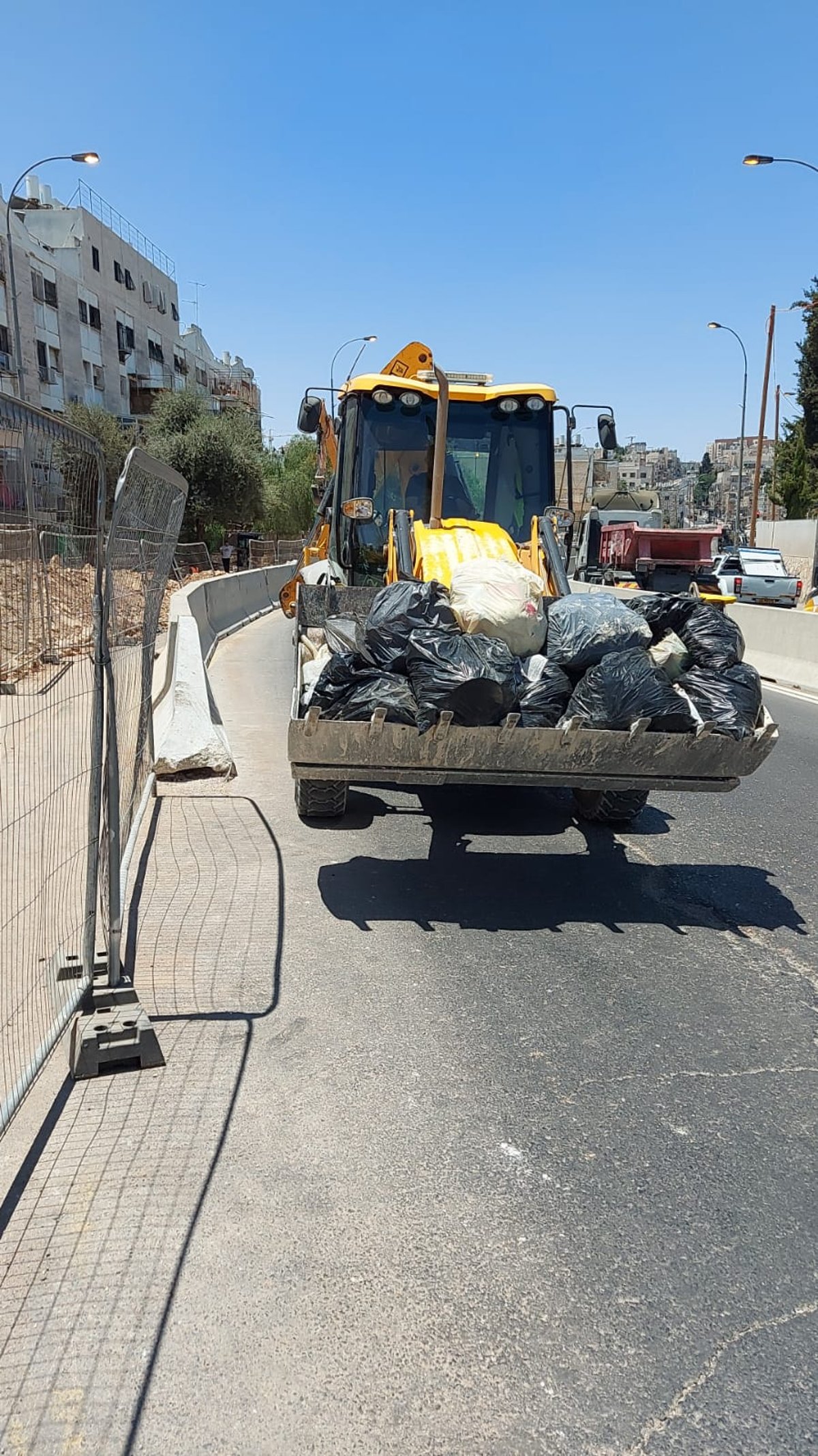 קיצונים השליכו אשפה לתעלה וגרמו לסרחון