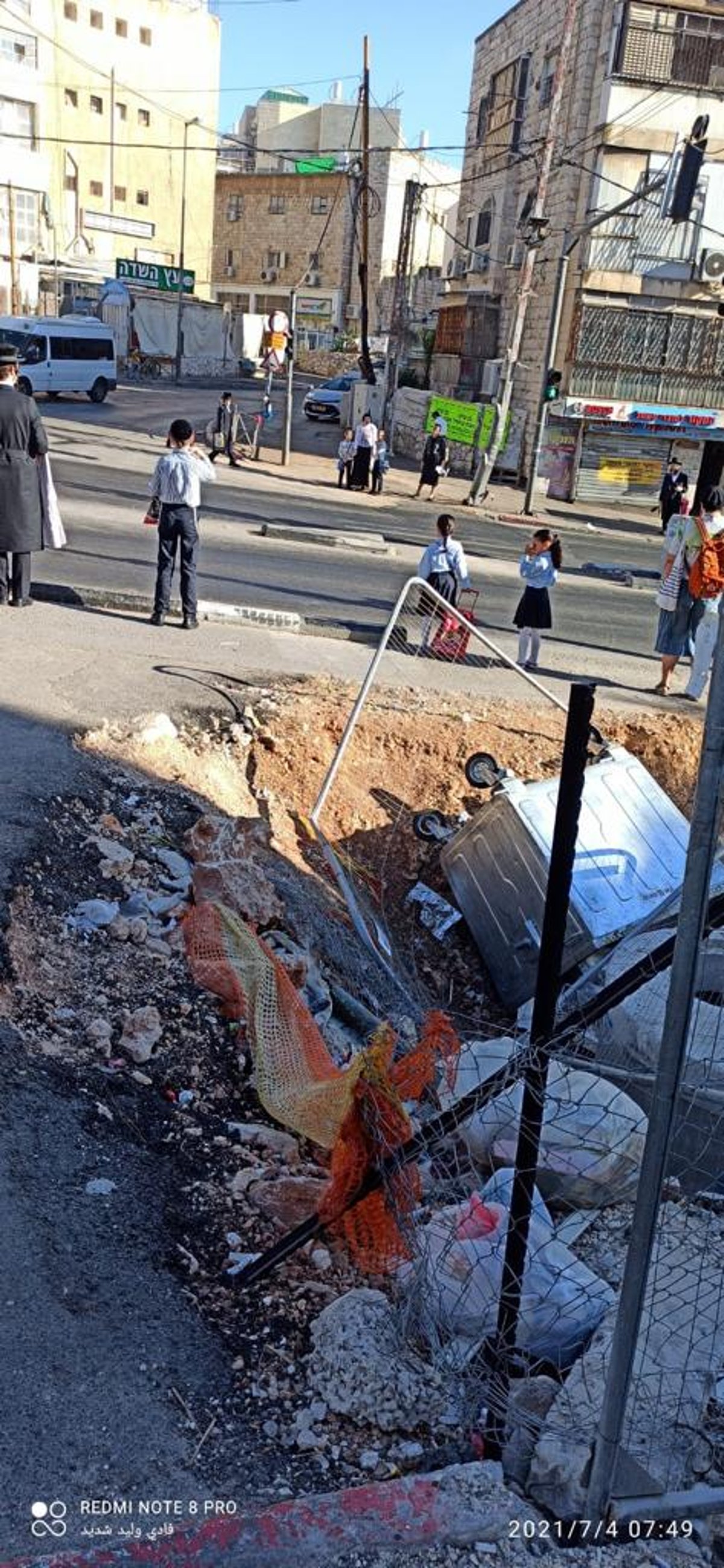 קיצונים השליכו אשפה לתעלה וגרמו לסרחון