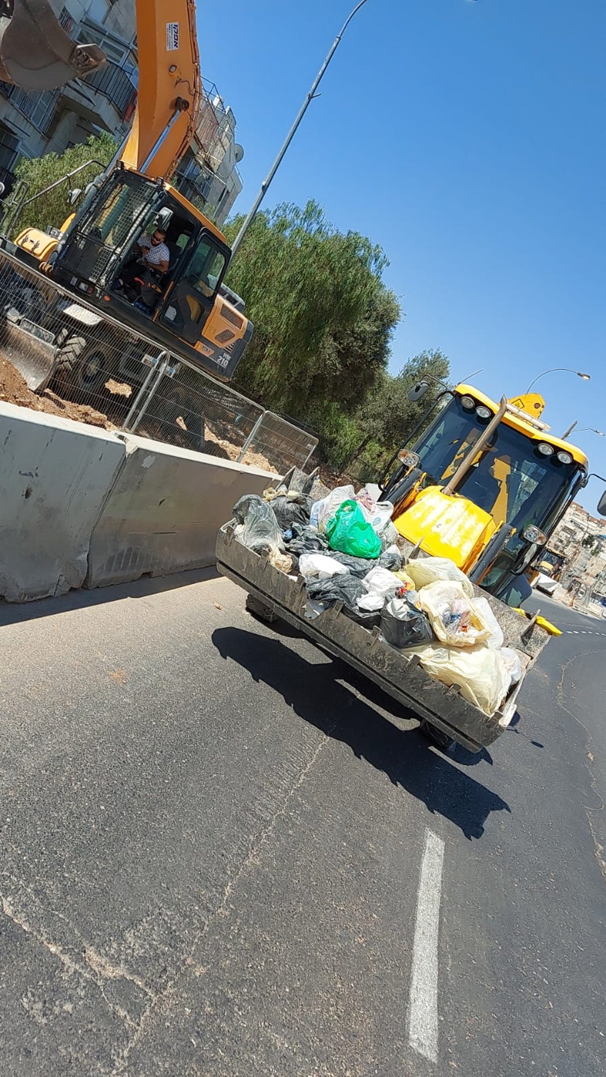 קיצונים השליכו אשפה לתעלה וגרמו לסרחון