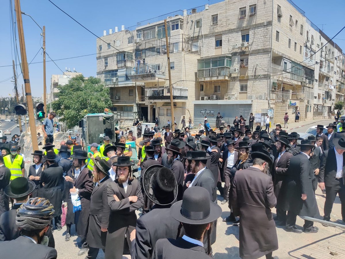 בהפגנה היומית על הרכבת: גבאי הרבי נעצר