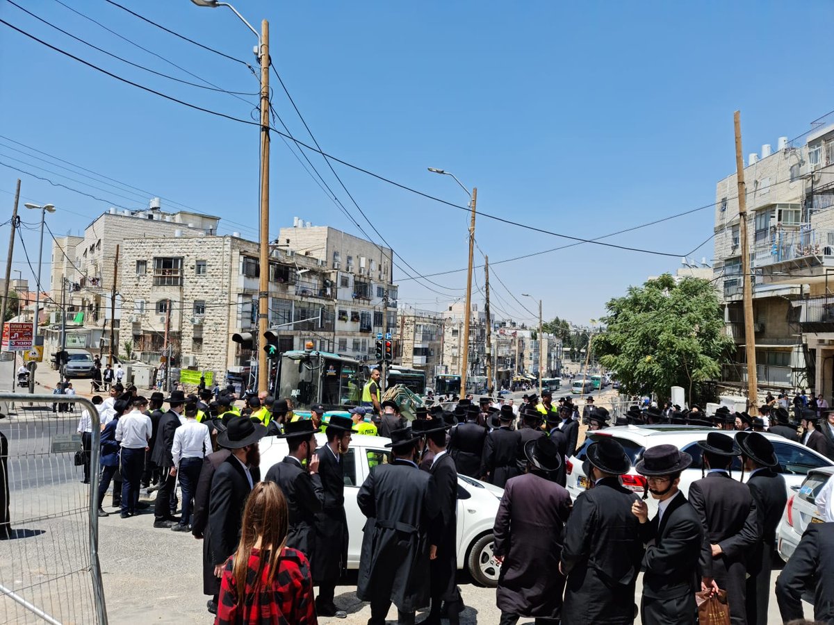 בהפגנה היומית על הרכבת: גבאי הרבי נעצר