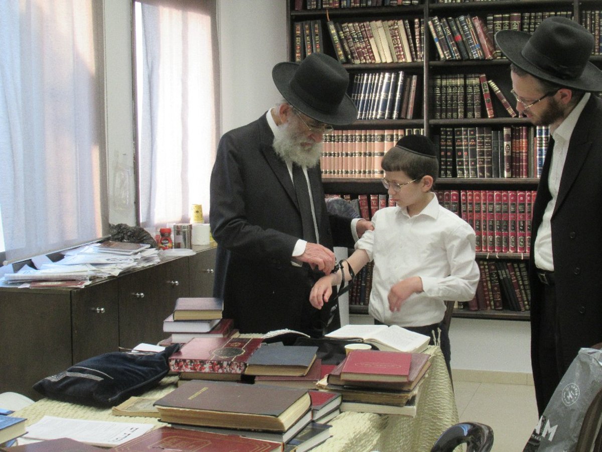 ראש ישיבת פוניבז' הניח תפילין לנכדו • צפו