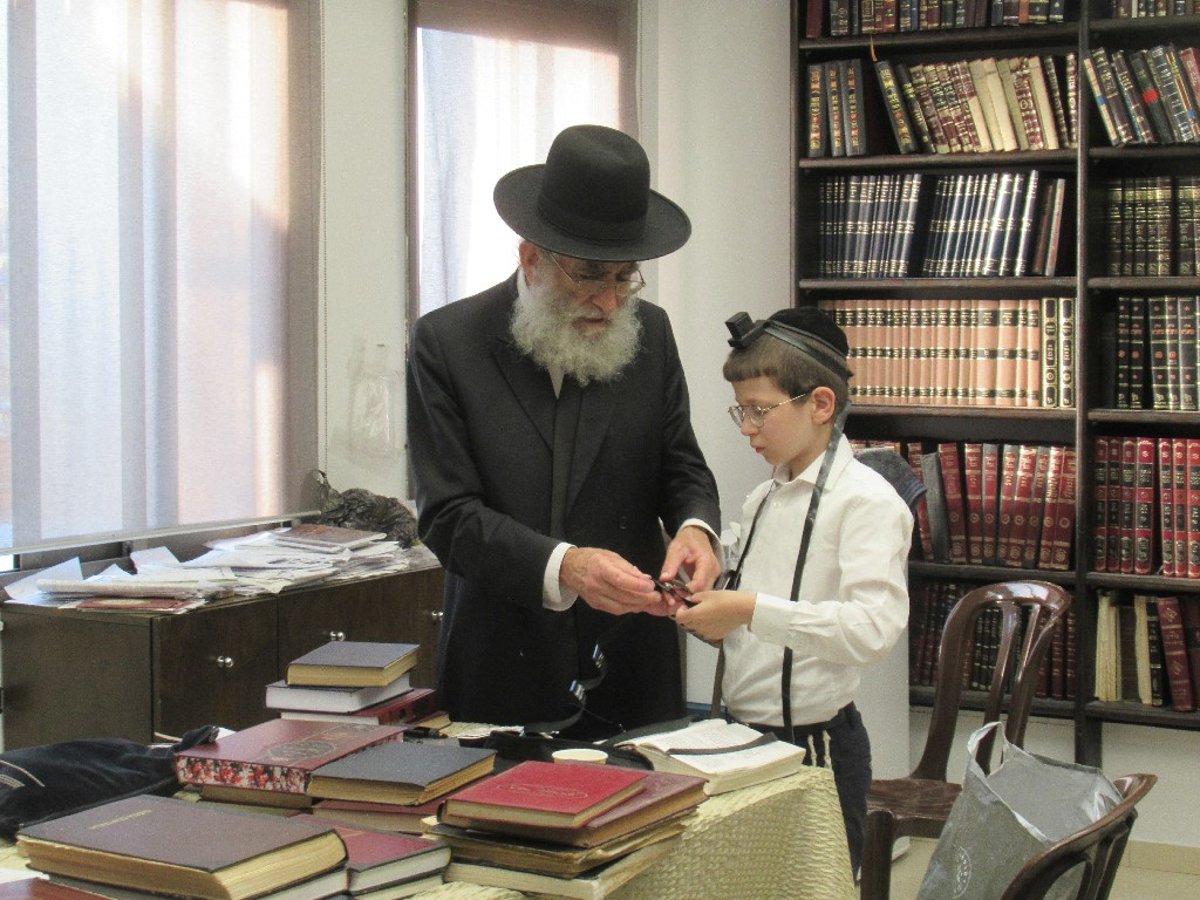 ראש ישיבת פוניבז' הניח תפילין לנכדו • צפו