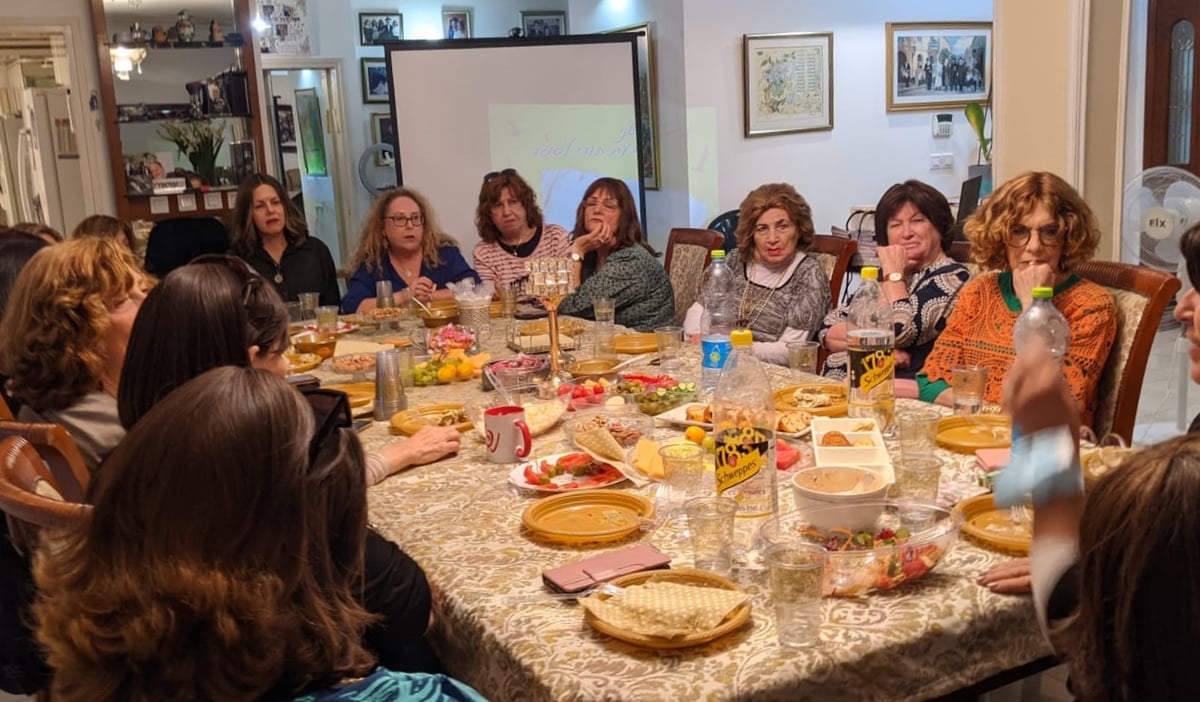 נשים חרדיות במפגש 'זיכרון בסלון' בכפר חב"ד