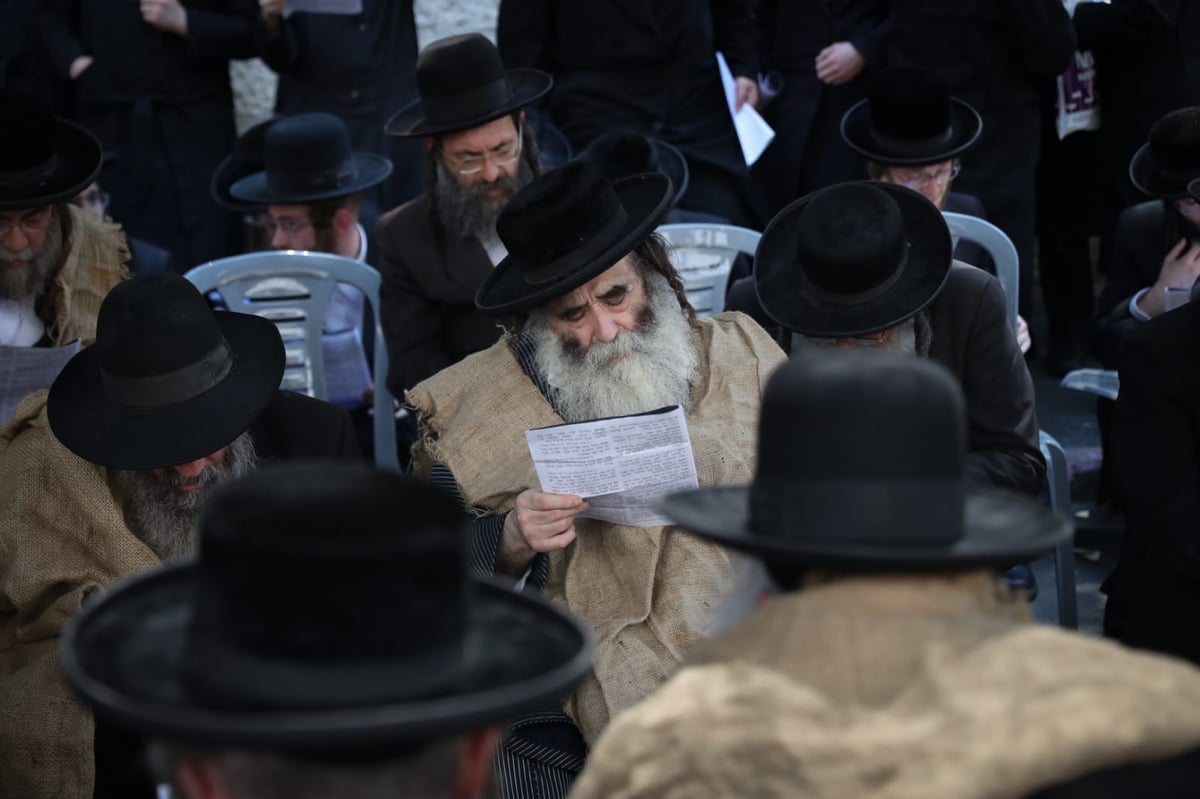 במחאת הרכבת בבר אילן: שק ואפר ו'תיקון'