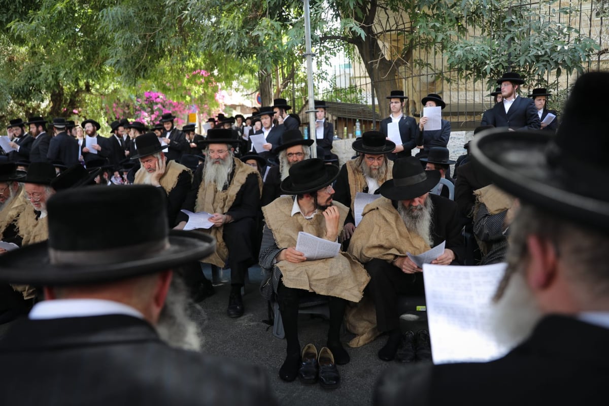 במחאת הרכבת בבר אילן: שק ואפר ו'תיקון'