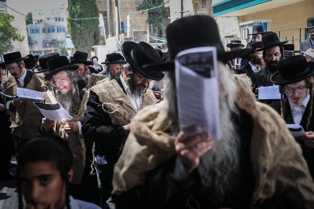 במחאת הרכבת בבר אילן: שק ואפר ו'תיקון'