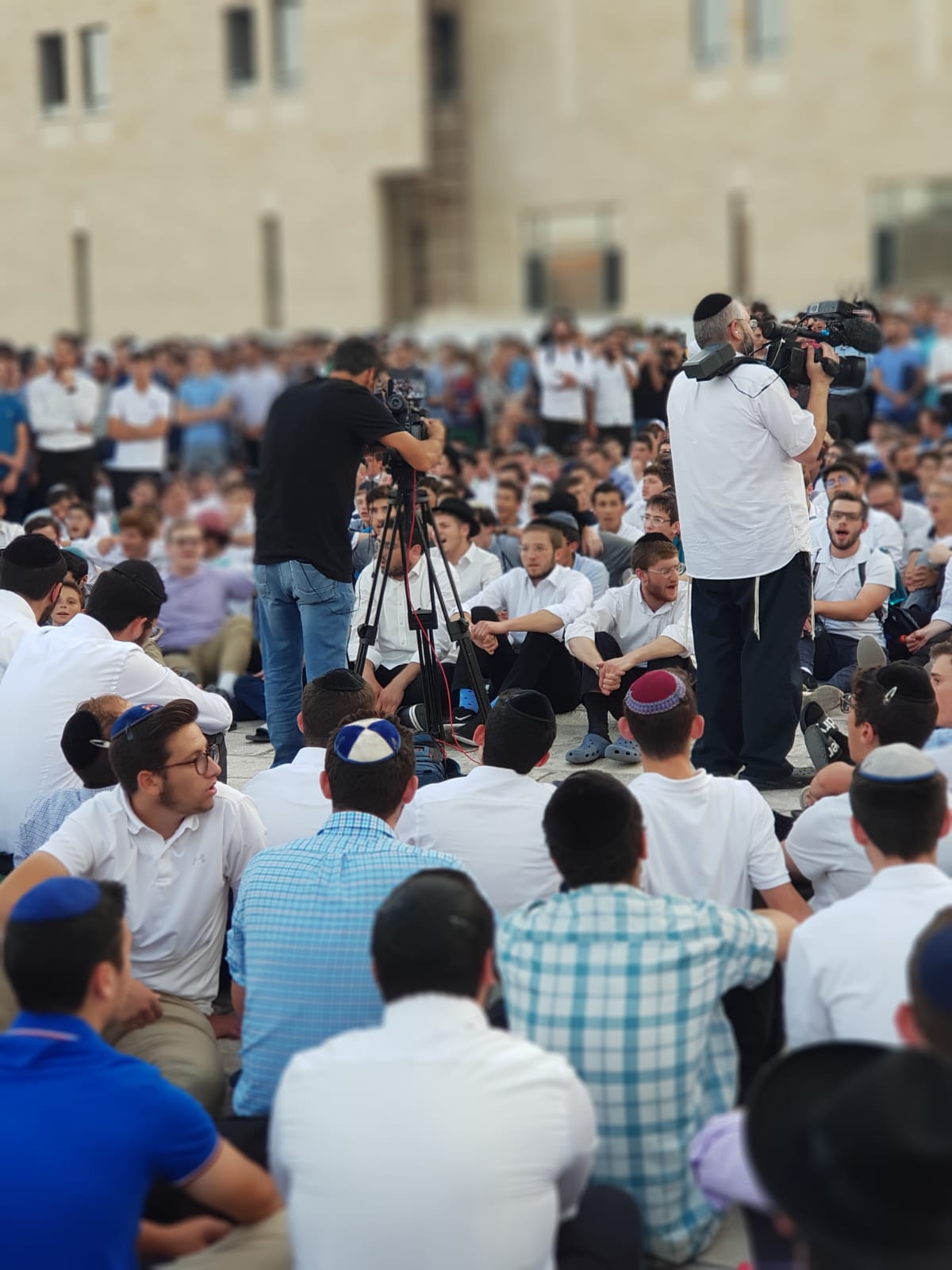 צאת הצום ב'כותל': שירי נשמה והתעלות