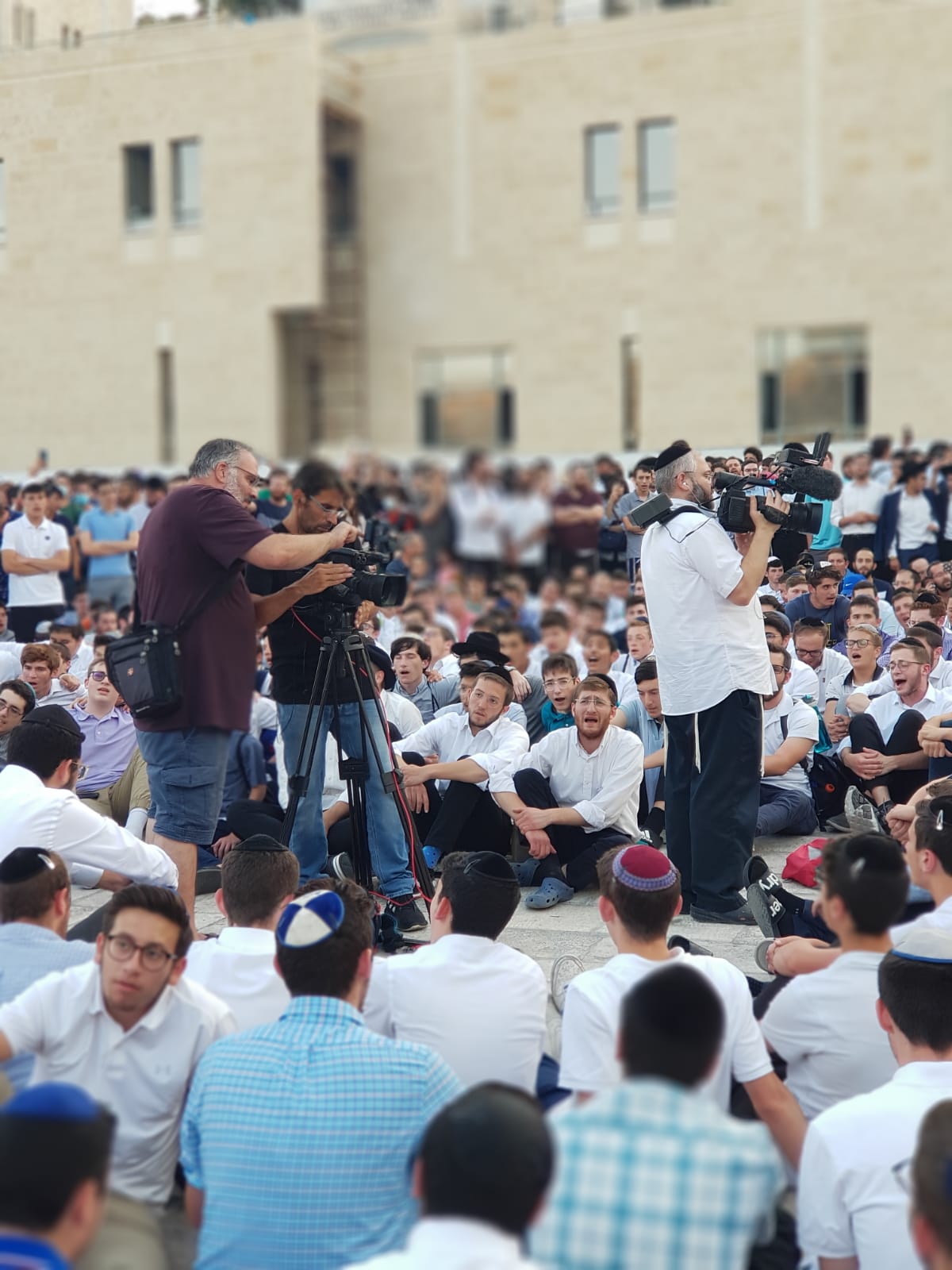 צאת הצום ב'כותל': שירי נשמה והתעלות