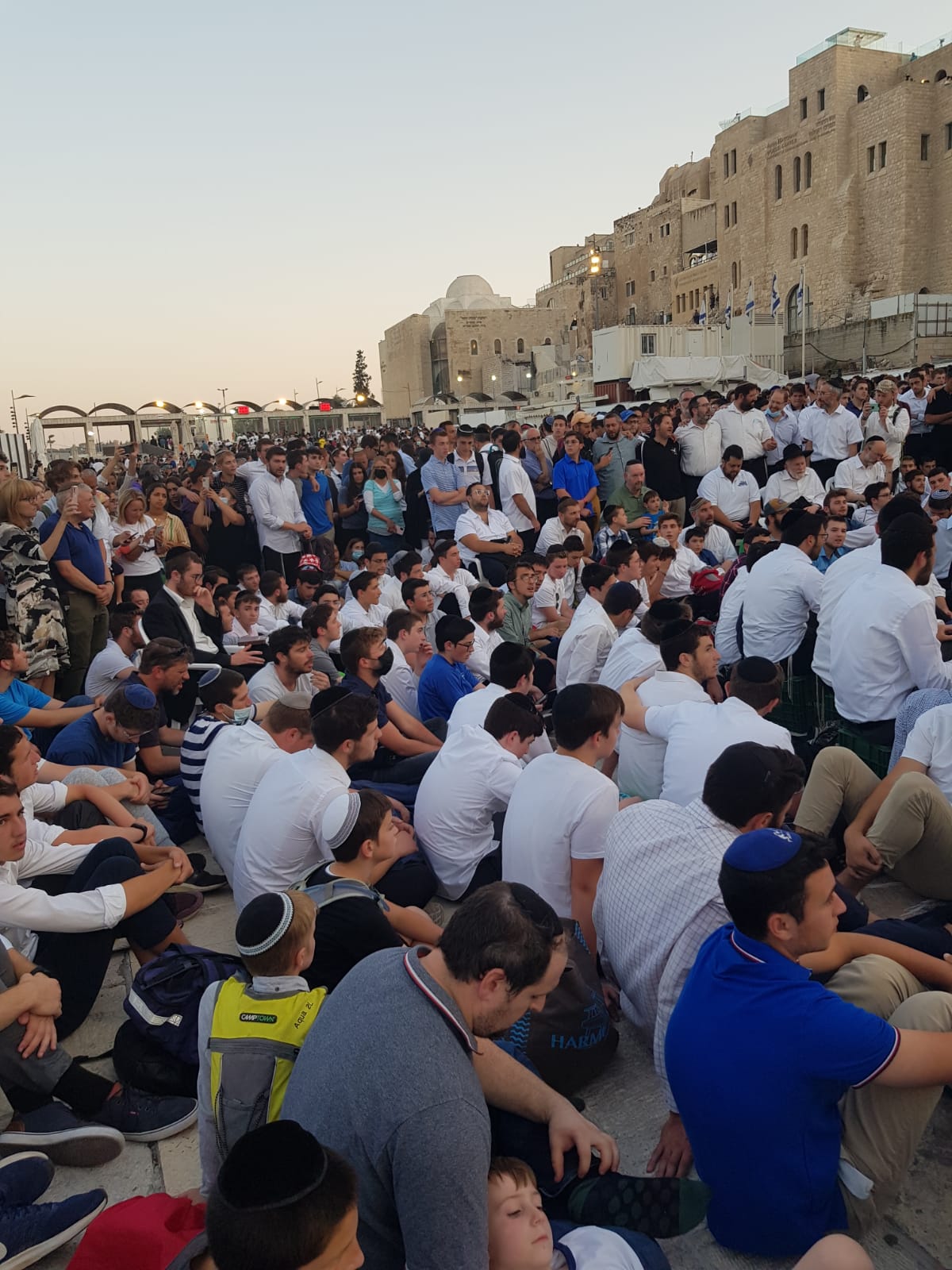 צאת הצום ב'כותל': שירי נשמה והתעלות